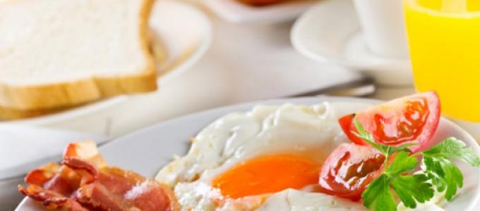 Uova strapazzate con salsicce, crostini e verdure: una delle migliori ricette