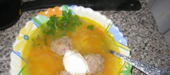 Diet soup with meatballs and cauliflower Cauliflower soup with meatballs recipe