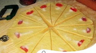 Przepis: Domowe ciasteczka twarogowe - Delikatne ciasteczka z twarogiem i marmoladą