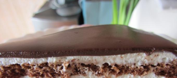 केक के लिए मिरर ग्लेज़ या सफ़ेद और डार्क चॉकलेट से बना ग्लेज़