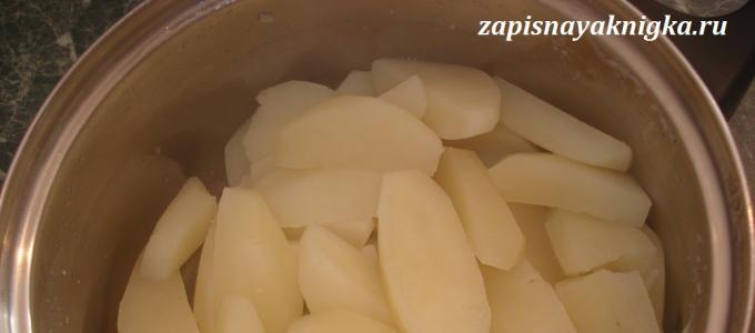 Ciasto z wątróbką drobiową, cebulą i ziemniakami na kefirze - prosty przepis