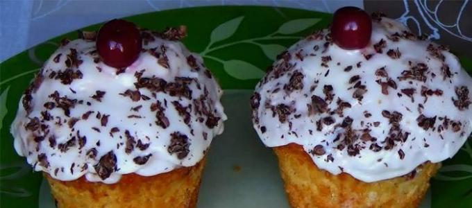 खट्टा क्रीम के साथ कपकेक: सबसे सरल व्यंजन