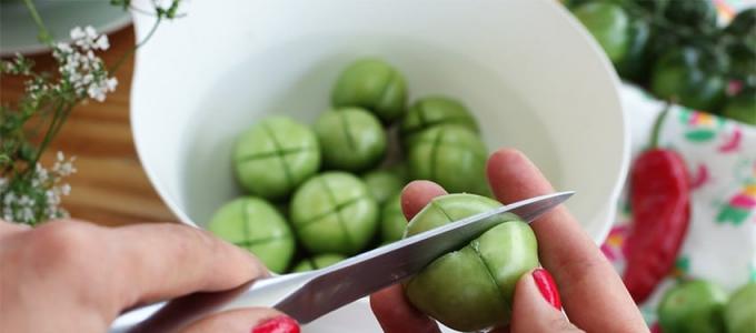 Receptek zöld paradicsom salátákhoz télre: finom előkészületek